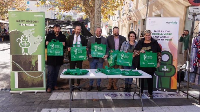 Acto en Capdepera dentro de la campaña de reciclaje de vidrio por las fiestas de Sant Antoni.