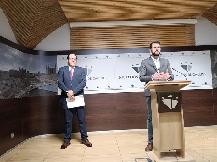 El secretario general de la Cámara de Comercio de Cáceres, Raúl Iglesias, y el diputado de Reto Demográfico de la Diputación de Cáceres, Álvaro Sánchez Cotrina, en una rueda de prensa