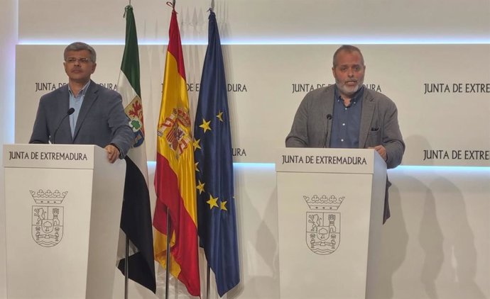 El portavoz de la Junta, Juan Antonio González, y el consejero de Economía, Rafael España, en rueda de prensa