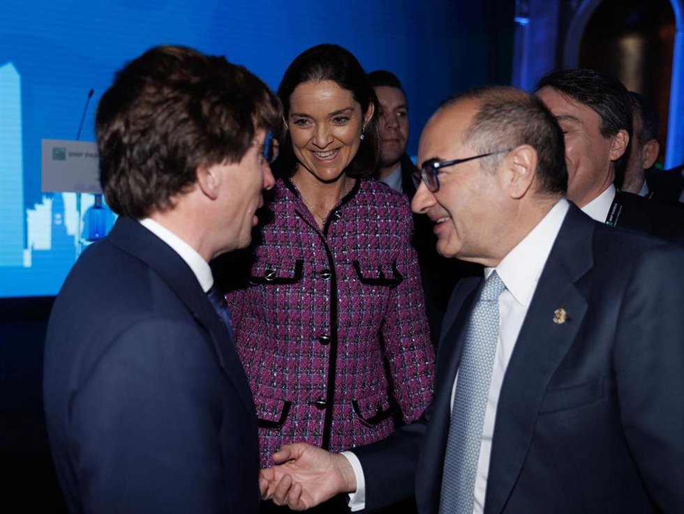 El alcalde de Madrid, José Luis Martínez-Almeida; la ministra de Industria, Comercio y Turismo, Reyes Maroto y el presidente de Spain Investor Day, Benito Berceruelo, durante la inauguración de la XIII Edición del Foro Spain Investors Day