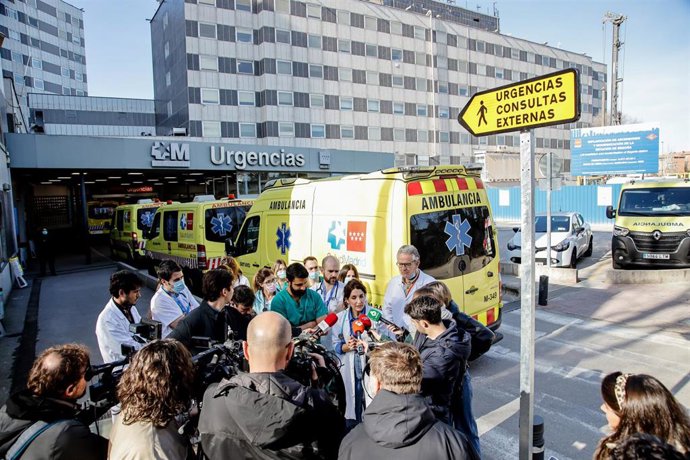 Una médica facultativa de Urgencias del Hospital La Paz atiende a medios en las Urgencias del Hospital Universitario de La Paz