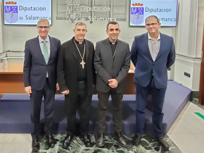 El presidente de la Diputación de Salamanca, Javier Iglesias, los obispos de las diócesis de Salamanca y Ciudad Rodrigo, José Luis Retana, y de Plasencia, Ernesto Jesús Brotons Tena, y el diputado provincial Antonio Luis Sánchez, de izquierda a derecha