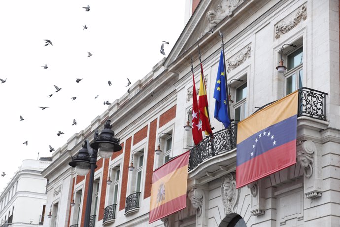 La Real Casa de Correos luce en su balcón principal la bandera de Venezuela para recibir a Guaidó