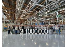 Foto de familia de los empleados de la factoría de Renault tras la fabricación de la caja de velocidades 31 millones.