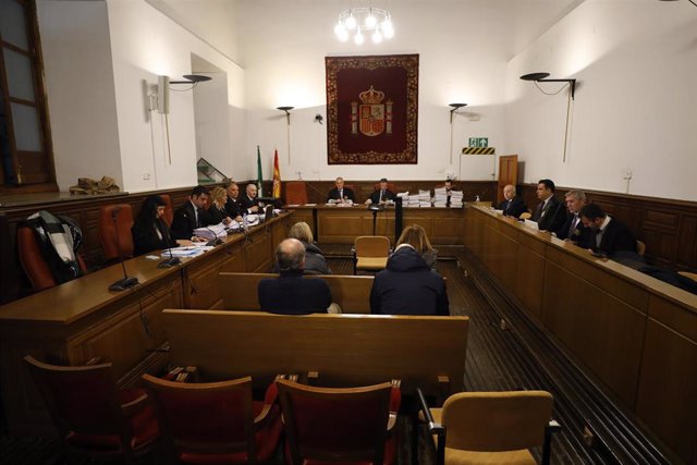 Detalle de la sala durante el juicio contra la excúpula de la Alhambra por el 'caso audioguías' en los Juzgados de Granada, el pasado lunes