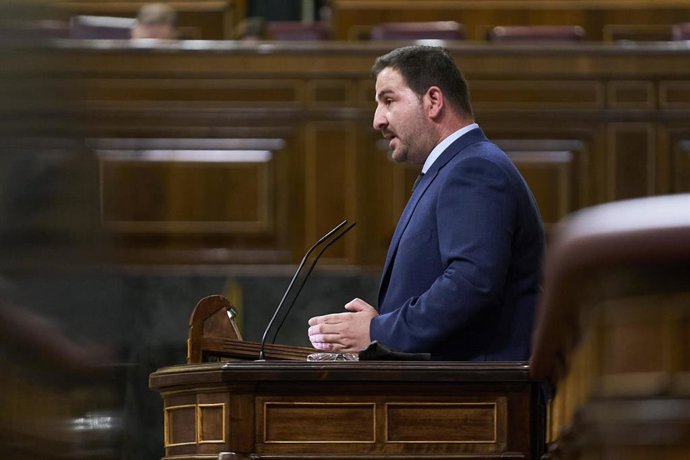 Archivo - El diputado de Unidas Podemos, Ismael Cortés, interviene en una sesión plenaria en el Congreso de los Diputados, a 23 de noviembre de 2021, en Madrid, (España).