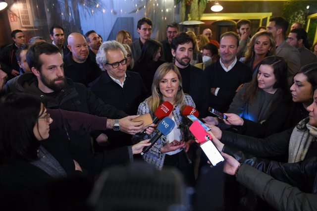 La candidata a la Portavocía Política de Ciudadanos en las primarias, Patricia Guasp, y el candidato a la Secretaría General del partido, Adrián Vázquez (5d), atienden a los medios antes del acto fin de campaña, a 10 de enero de 2023, en Madrid (España).