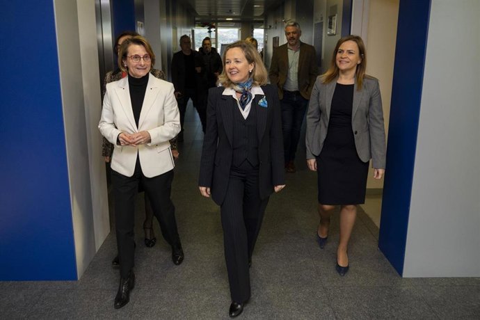 La rectora de la Univesidad Jaume I, Eva Alcón (i) y la vicepresidenta primera, Nadia Calviño (c), durante su visita al Parque Científico y Tecnológico de la Universidad Jaume I, en Castelló de la Plana