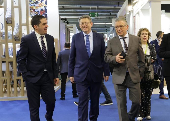 Ximo Puig y Pepe Serna (centro y derecha) visitan Heimtextil 2023