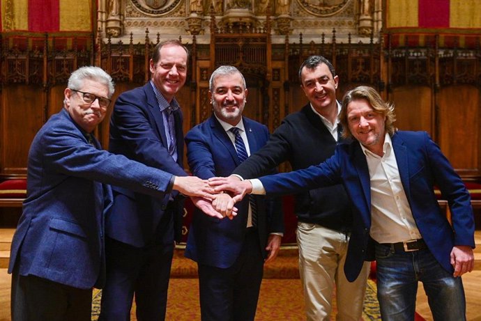 Rubn Peris, Christian Prudhomme, Jaume Collboni, Javier Guillén y David Escudé (de izquierda a derecha) en la reunión entre Ayuntamiento de Barcelona y Tour de Francia