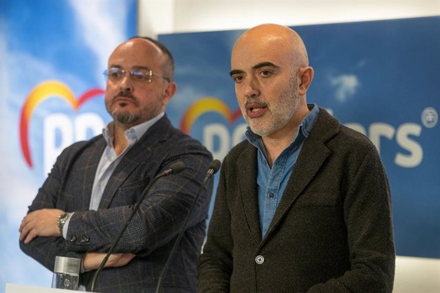 El expresidente del PP catalán y candidato del partido a la Alcaldía de Barcelona en las elecciones municipales de 2023, Daniel Sirera, junto al presidente del PP catalán, Alejandro Fernández.