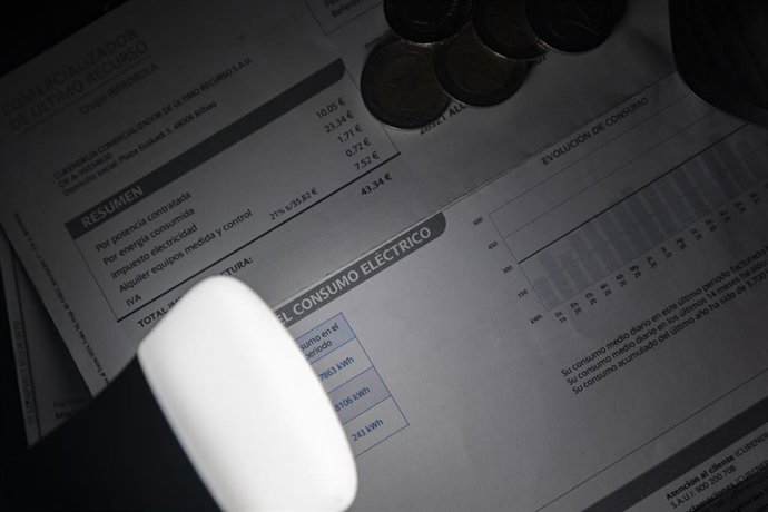 Archivo - Una lámpara refleja el importe de una factura de la luz