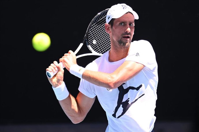 El tenista serbio Novak Djokovic, durante un entrenamiento en Melbourne previo al Abierto de Australian 2023. 