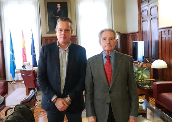 El presidente de la Junta General del Principado de Asturias, Marcelino Marcos Líndez, ha recibido este miércoles a Antonio Landeta, presidente del Parlamento asturiano desde el 8 de julio de 1987 al 21 de junio de 1991.