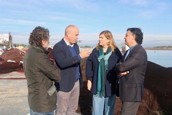 El vicesecretario de Agricultura, Ganadería y Pesca del PP-A, José Carlos Álvarez, en su visita a la lonja de Punta Umbría (Huelva), acompañado por populares onubenses.