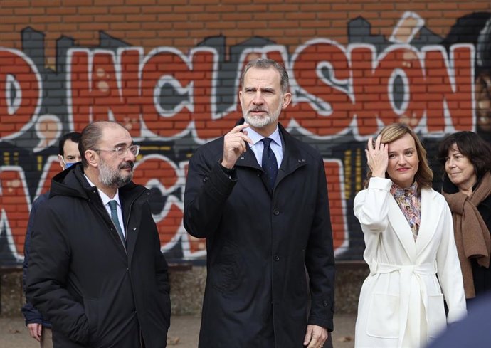  El presidente de Aragón, Javier Lambán, Su Majestad el Rey Felipe VI, y la ministra de Educación, Pilar Alegría, en su visita el IES 'Ramón y Cajal' para entregar el Premio Escuela del Año 2021