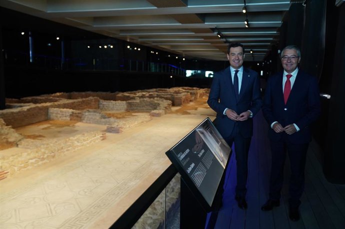 Fotografías. El Presidente De La Junta, Juanma Moreno, Visita El Yacimiento De La Villa Romana Antiopa En Rincón De La Victoria