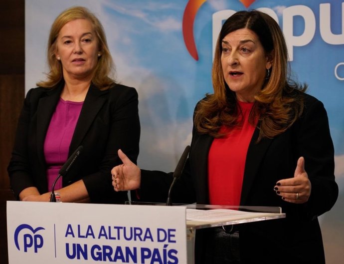 La presidenta del PP de Cantabria, María José Sáenz de Buruaga (derecha), y la secretaria autonómica del partido y coordinadora de campaña, María José González Revuelta
