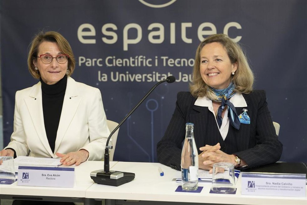La rectora de la Univesidad Jaume I, Eva Alcón (i) y la vicepresidenta primera y ministra de Asuntos Económicos y Transformación Digital, Nadia Calviño (d), durante su visita al Parque Científico y Tecnológico de la Universidad Jaume I. 