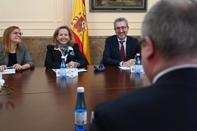 (I-D) La delegada del Gobierno en la Comunitat Valenciana, Pilar Bernabé; la vicepresidenta primera y ministra de Asuntos Económicos y Transformación Digital, Nadia Calviño y el consejero de Hacienda y Modelo Económico de la Generalitat. 