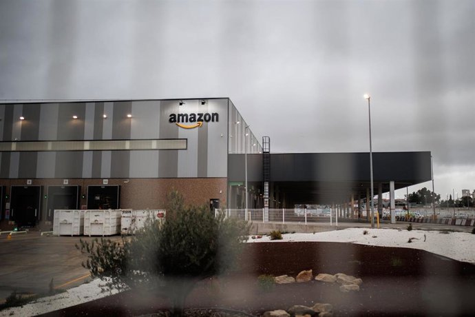 Archivo - Vista general de un centro logístico de Amazon, a 15 de noviembre de 2022, en Madrid (España). El gigante estadounidense del comercio electrónico Amazon valora recortes de empleo entre sus plantillas de trabajadores corporativos y tecnológicos