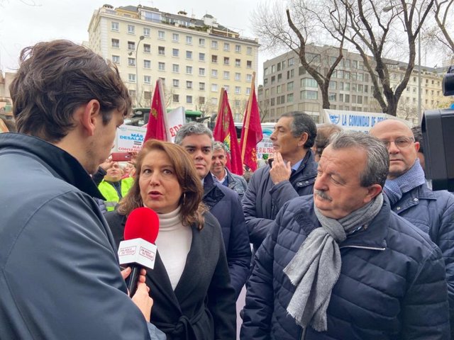 Carmen Crespo junto al alcalde de Pulpí (Almería), Juan Pedro García, en la manifestación en Madrid