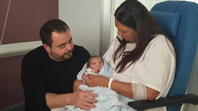 Nil Tur, primer bebé nacido este 2023 en Formentera, junto a sus padres