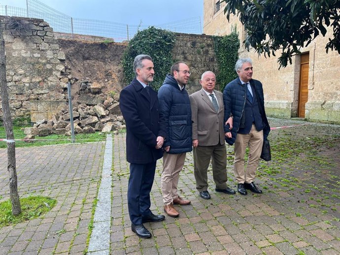 Visita del consejero de Cultura, Turismo y Deporte, Gonzalo Santonja, segundo por la derecha, a Ciudad Rodrigo (Salamanca).