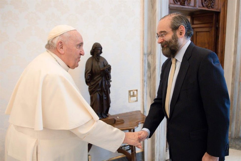 El Papa saluda al presidente de la ACdP y del CEU, Alfonso Bullón de Mendoza.