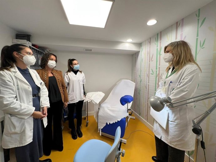 La consejera de Salud y Consumo, Catalina García, en una visita al centro de salud de San Benito, en Jerez de la Frontera (Cádiz)