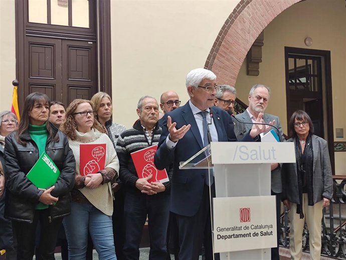 El conseller de Salud, Manel Balcells, junto a representantes de patronales y sindicatos