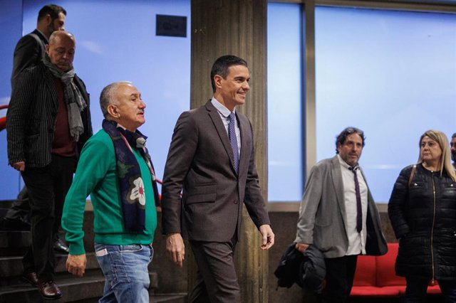 El presidente del Gobierno, Pedro Sánchez (3d), y el secretario general de UGT, Pepe Álvarez (3i), a su llegada a la inauguración de las Jornadas Confederales de Acción Sindical de UGT, a 11 de enero de 2023, en Madrid (España). Las Jornadas Confederales 