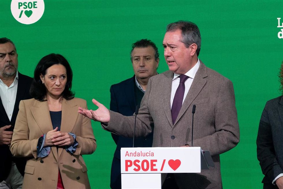 El secretario general del PSOE Juan Espada interviene acompañado de secretarios de las provincias andaluzas a 11 de enero de 2023 en Sevilla, (Andalucía, España). En Sevilla, el secretario general del PSOE de Andalucía, Juan Espadas, comparece en rueda 