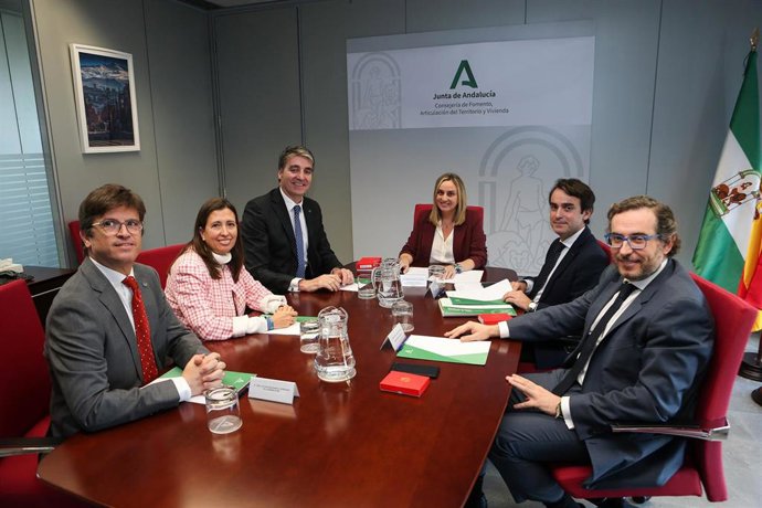 La Consejera De Fomento, Articulación Del Territorio Y Vivienda, Marifrán Carazo, Se Reúne Con El Colegio De Ingenieros De Caminos, Canales Y Puertos De Andalucía.