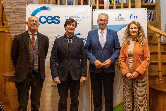 Rus y Aumesquet, en el centro, tras la reunión mantenida para analizar los presupuestos municipales de Sevilla de 2023.