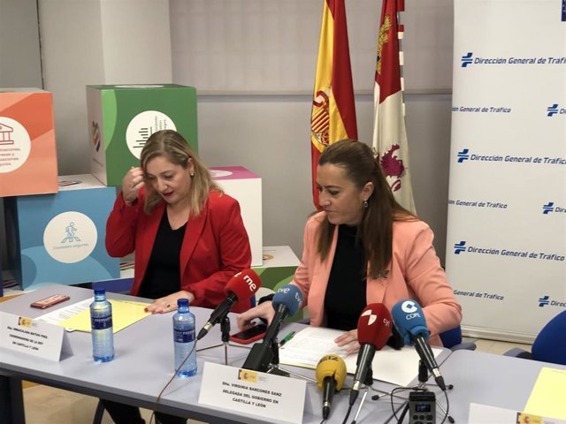 Virginia Barcones (derecha) junto a Inmaculada Matías (izquierda), durante el balance de tráfico de 2022 en las carreteras de Castilla y León.