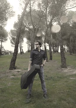 Archivo - Txetxu Altube, guitarrista de Los Secretos, presenta este viernes en Boogaloo Café en Cáceres sus canciones en acústico