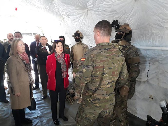 La ministra de Defensa, Margarita Robles, en el Mando de Operaciones Especiales (MOE) de Alicante.