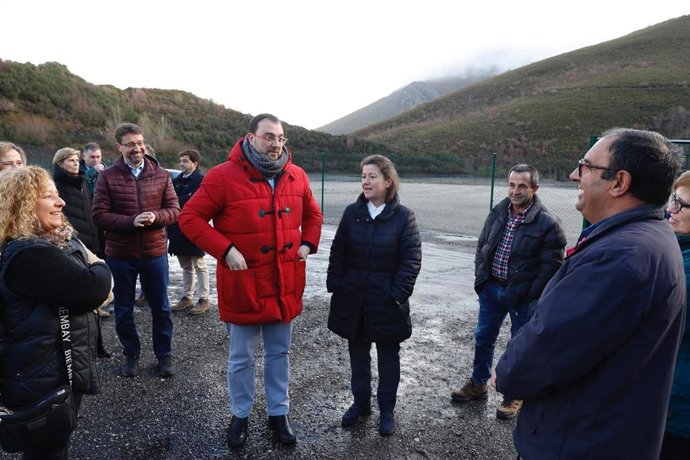 El presidente del Principado de Asturias, Adrián Barbón, visita el concejo de Ibias.