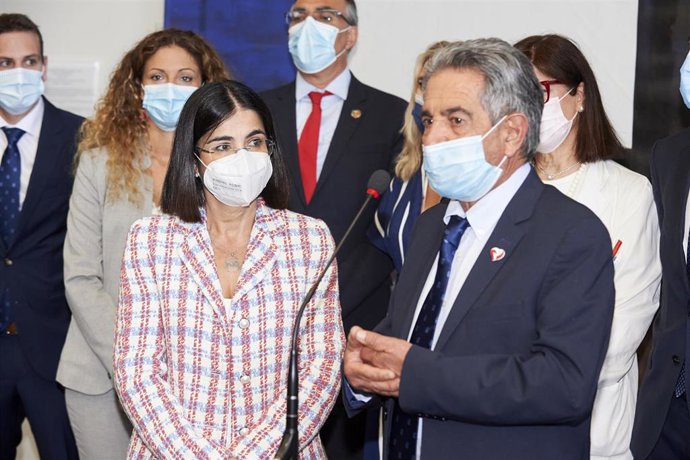 Archivo - La ministra de Sanidad, Carolina Darias, y el presidente de Cantabria, Miguel Ángel Revilla