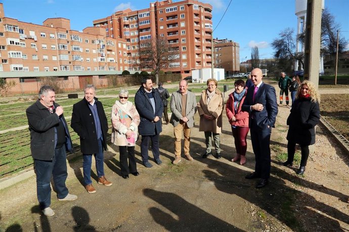Responsables municipales de León y San Andrés del Rabanedo en la inauguración de los nuevos huertos urbanos.