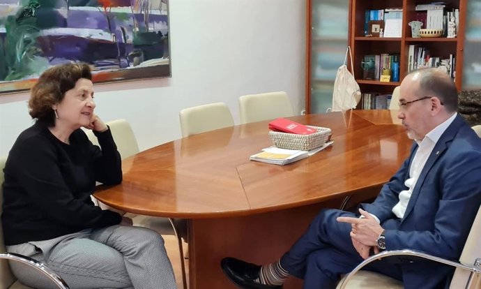 Reunión de los consellers balear y catalán responsables de servicios sociales, Fina Santiago y Carles Campuzano, en Palma.