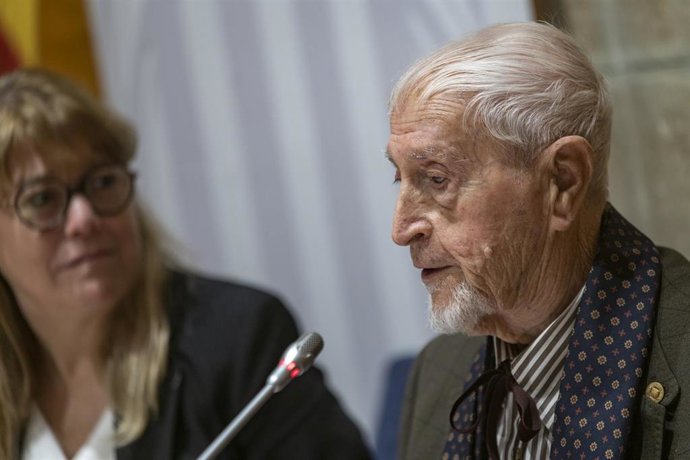 La consellera de Cultura Natalia Garriga y el escritor Josep Vallverdú durante la presentación de los actos por el centenario de nacimiento de Josep Vallverdú, a 11 de enero de 2023, en Barcelona