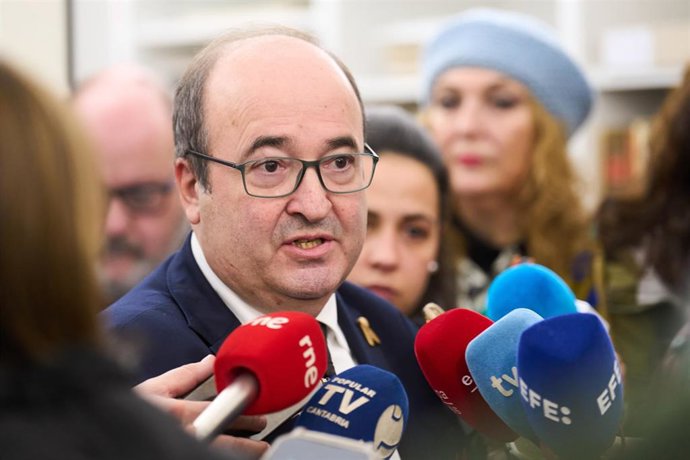 El ministro de Cultura, Miquel Iceta, atiende a medios tras una visita al Archivo Lafuente en el polígono industrial de Heras