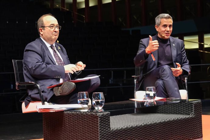 El ministro de Cultura, Miguel Iceta, y el vicepresidente cántabro y consejero de Universidades, Igualdad, Cultura y Deporte, Pablo Zuloaga participan en el coloquio Cafés en el Escenario.