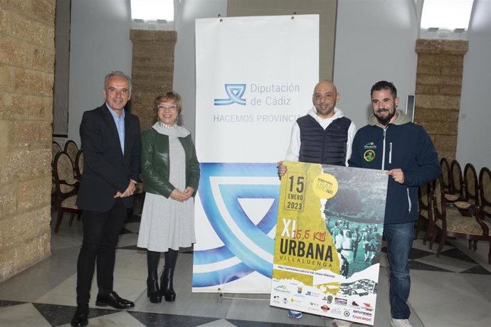 La vicepresidenta tercera de la Diputación, Carmen Collado, el alcalde de Villaluenga, Alfonso Moscoso, y a los responsables de lVillaluengaventura, Ismael Barea y Alexander Timaure, en la presentación de la XI Trail Urbana de Villaluenga