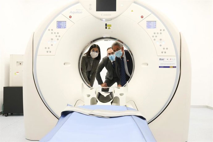 La ministra de Sanidad, Carolina Darias, visita el nuevo TAC del Hospital Tres Mares de Reinosa junto al presidente de Cantabria, Miguel Ángel Revilla, y al consejero de Sanidad, Raúl Pesquera