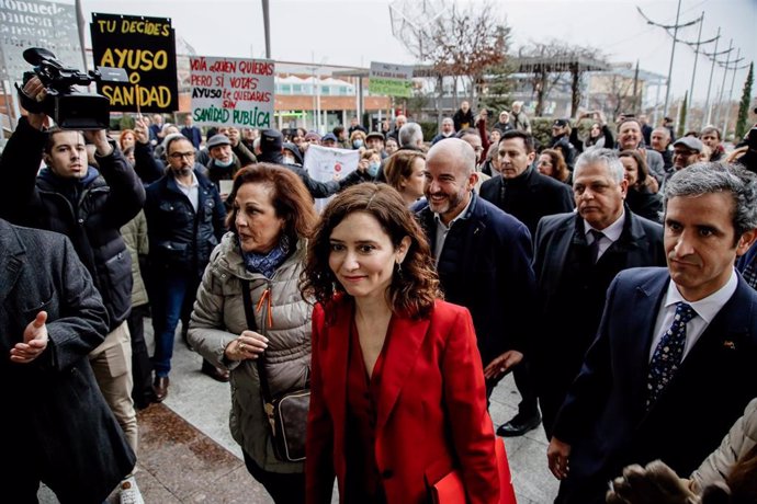 La presidenta de la Comunidad de Madrid, Isabel Díaz Ayuso, a la llegada de los miembros que participan en la reunión del Consejo de Gobierno, varias personas se han concentrado para defender la sanidad pública