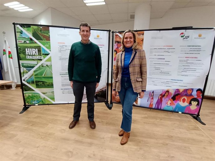 La alcaldesa de Barakaldo, Amaia del Campo, y el concejal de Alcaldía, Gorka Zubiaurre.