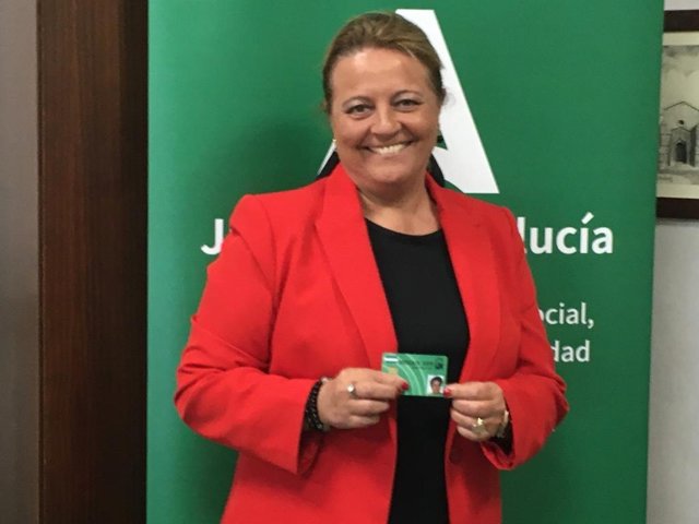 La delegada de Inclusión Social, Juventud, Familias e Igualdad, Ángela Hidalgo, con la tarjeta.